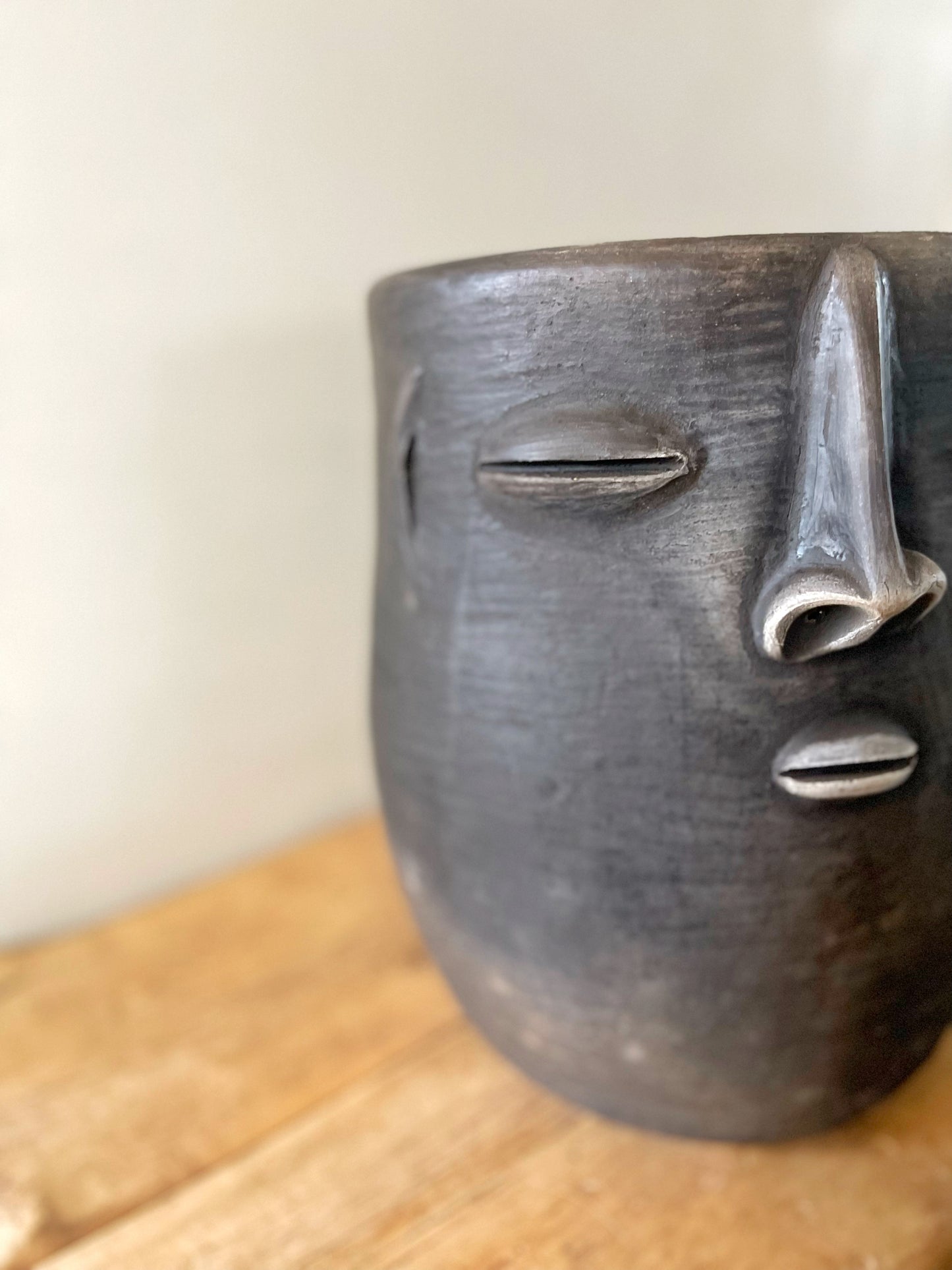 Smoked Clay Planter con Cara - Large