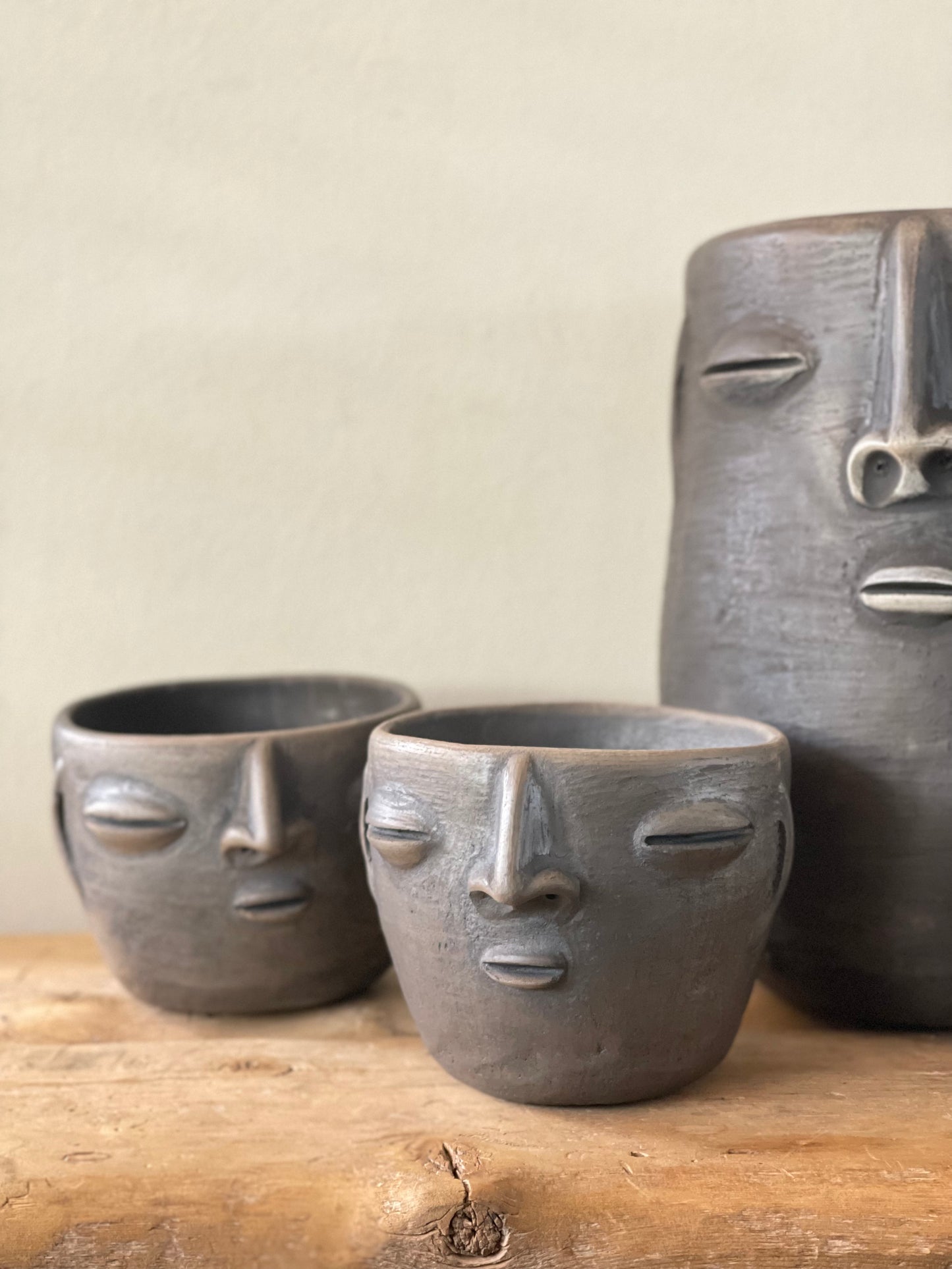 Smoked Clay Planter con Cara - Small