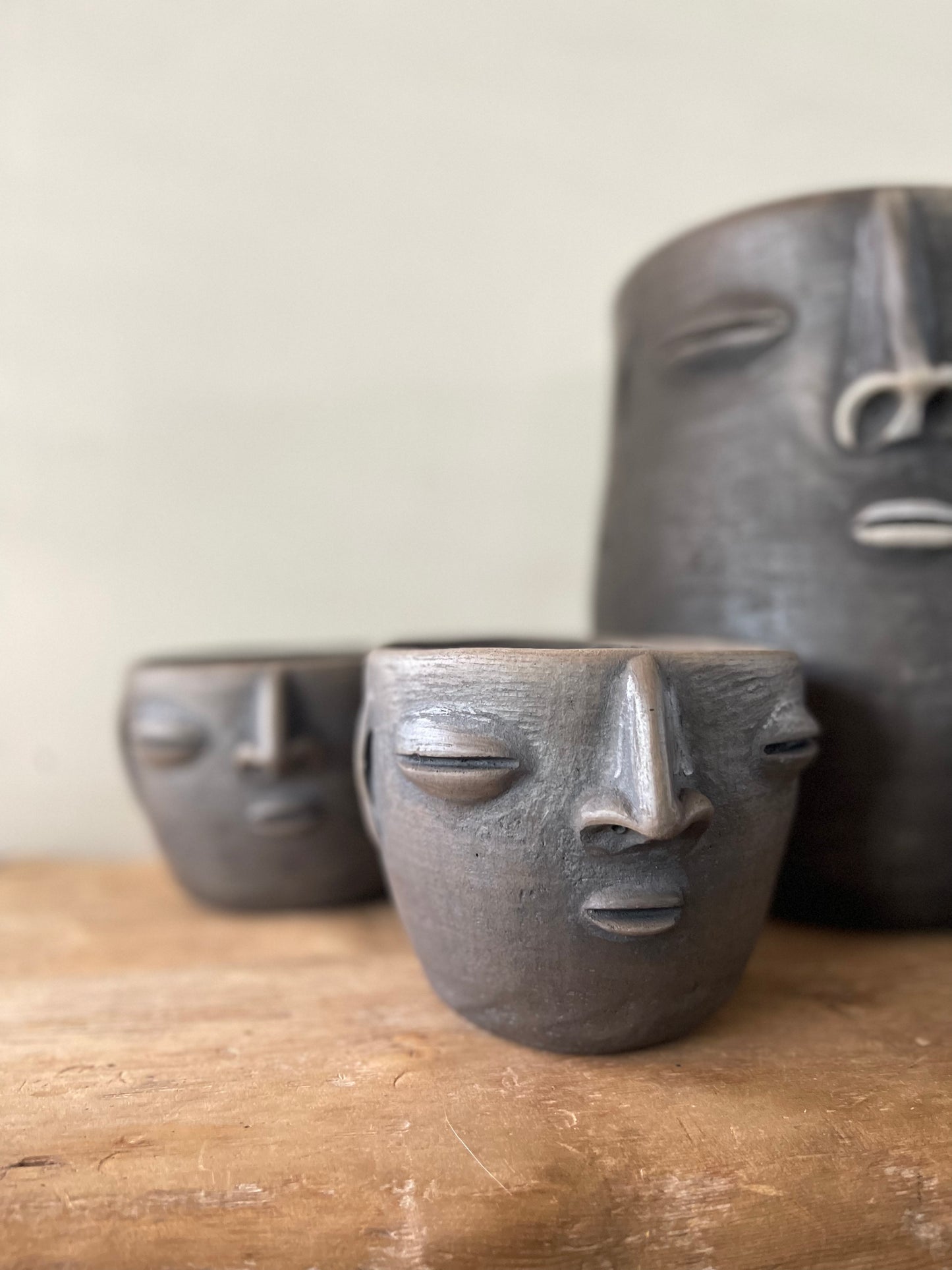 Smoked Clay Planter con Cara - Small