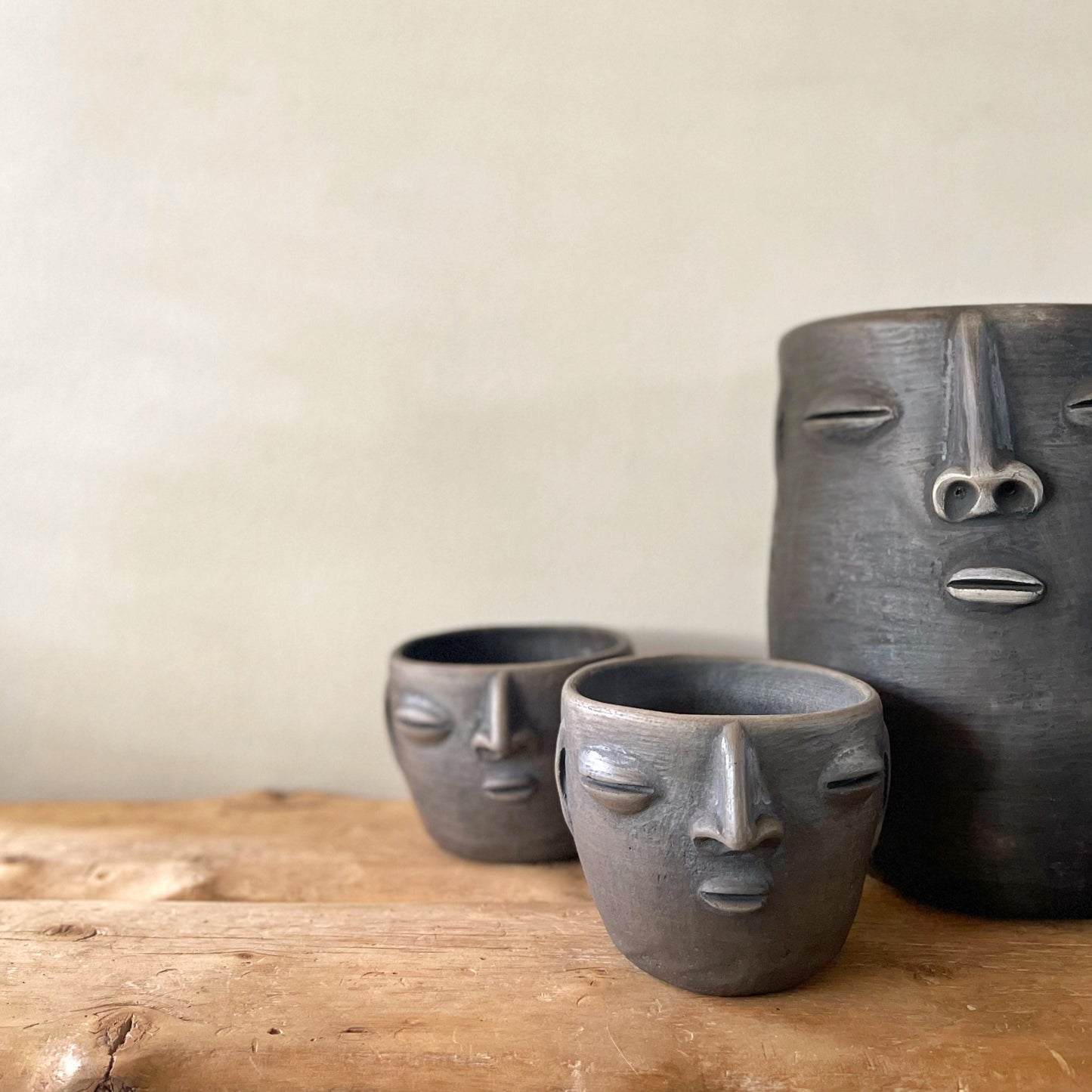 Smoked Clay Planter con Cara - Small