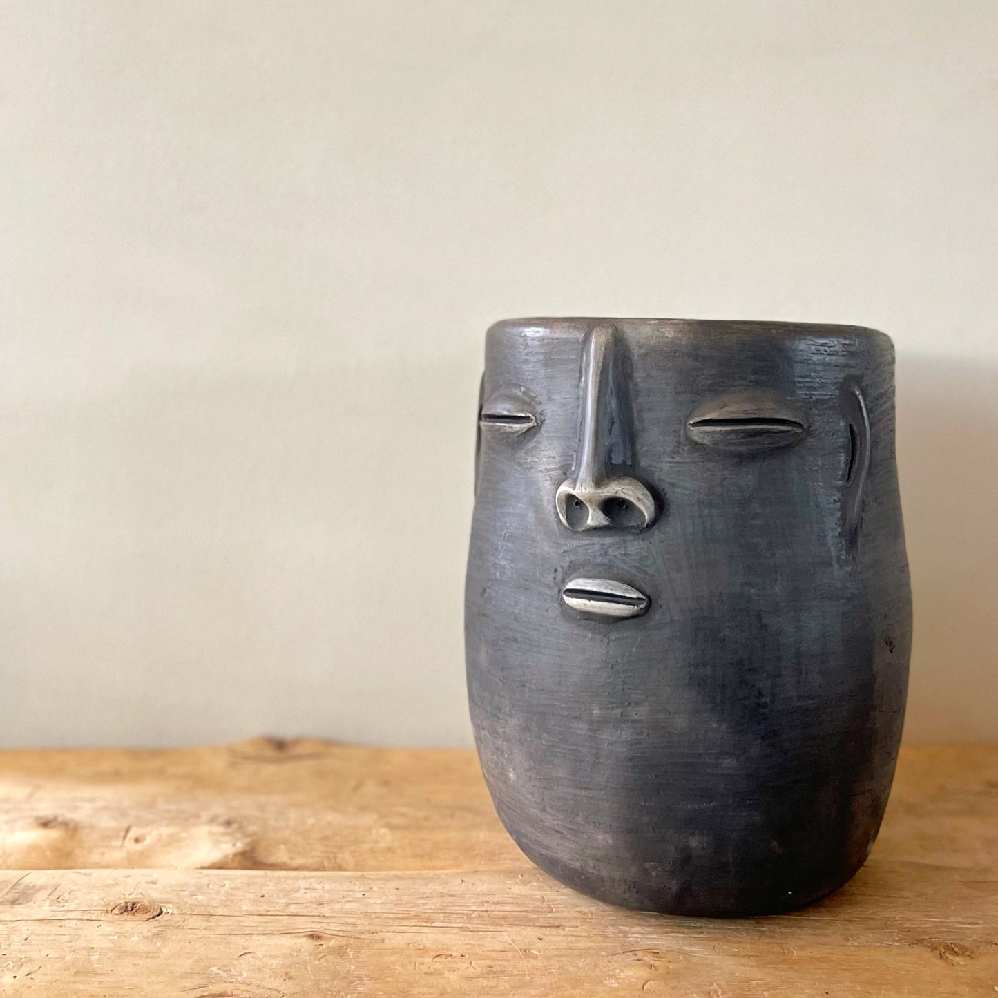 Smoked Clay Planter con Cara - Large