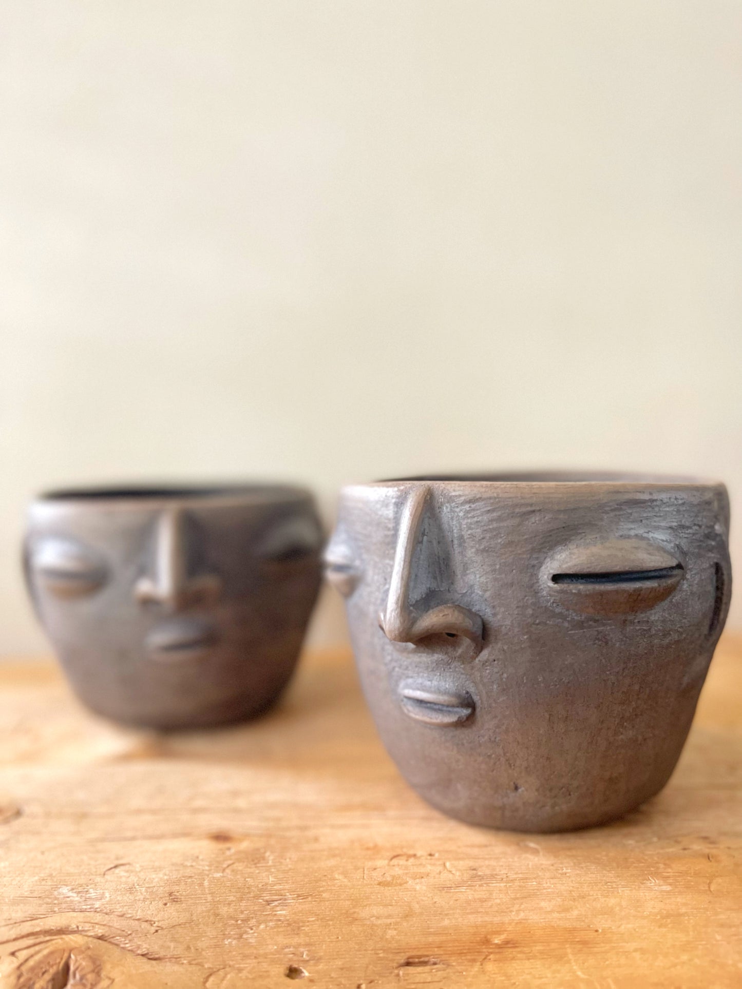 Smoked Clay Planter con Cara - Small