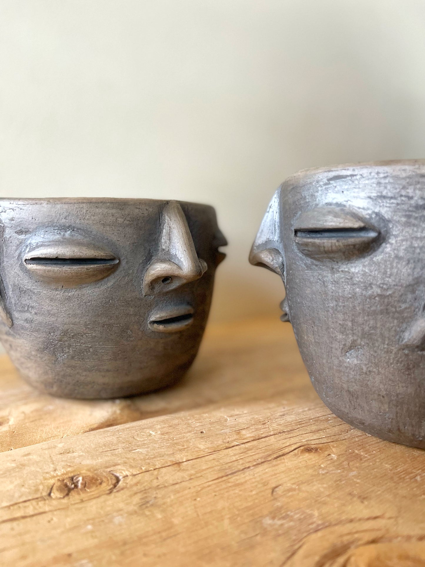 Smoked Clay Planter con Cara - Small